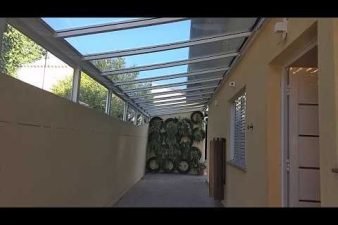 Cobertura de vidro laminado refletivo em Corredor ateral perfis de alumínio Estrutural Polysolution